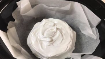Pavlova in the Slow Cooker