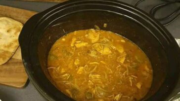 EASY SLOW COOKER CHICKEN CURRY