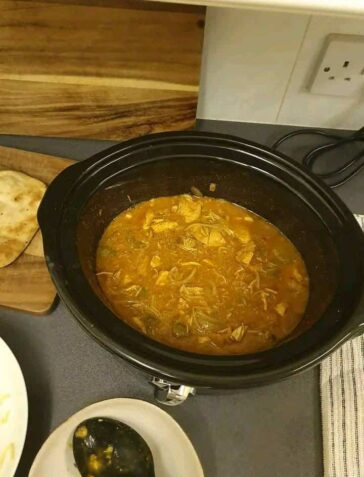 EASY SLOW COOKER CHICKEN CURRY
